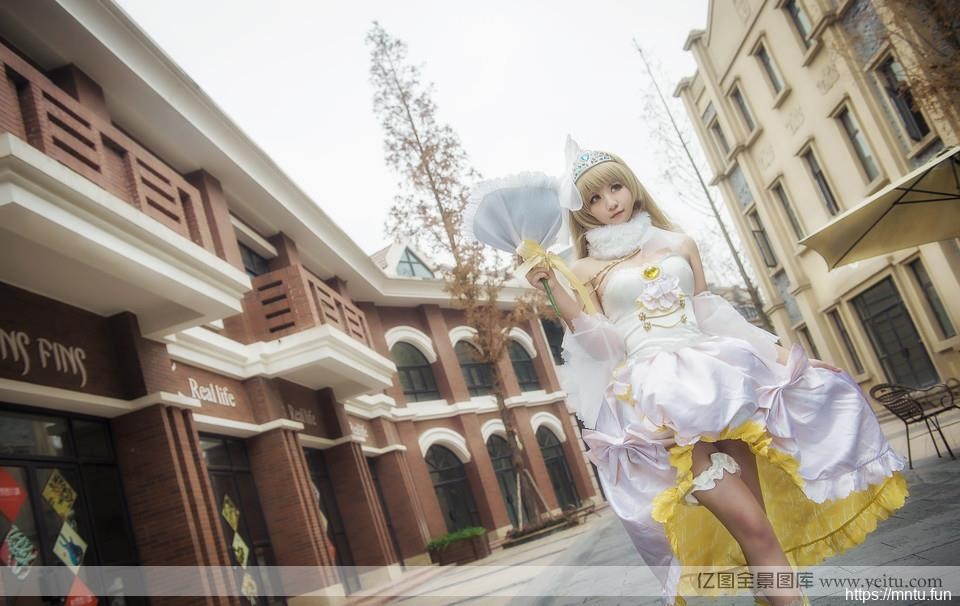 童颜巨乳美女cosplaycos全套街拍