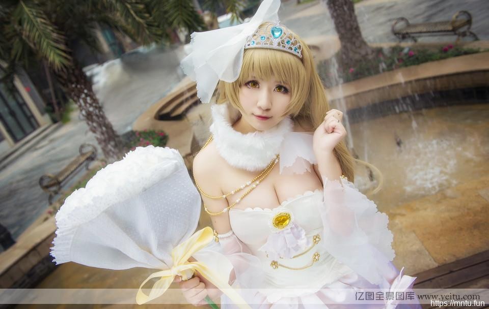 童颜巨乳美女cosplaycos全套街拍