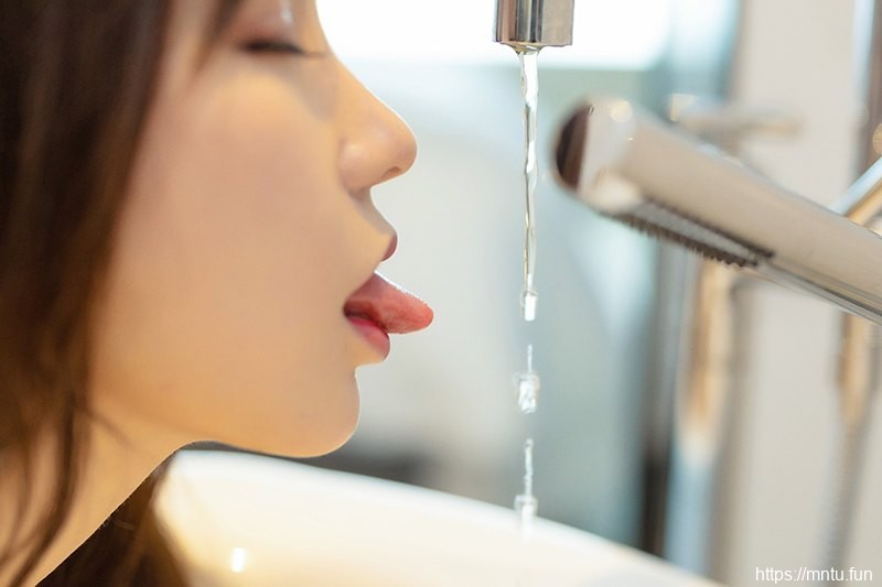 热辣迷妹周于希浴室湿身秀胸勾魂