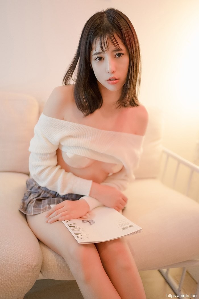 心爱萌妹艾栗栗童颜美肌楚楚诱人