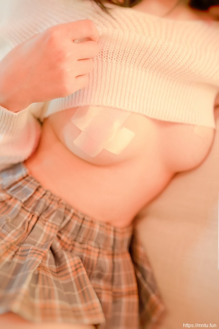 心爱萌妹艾栗栗童颜美肌楚楚诱人