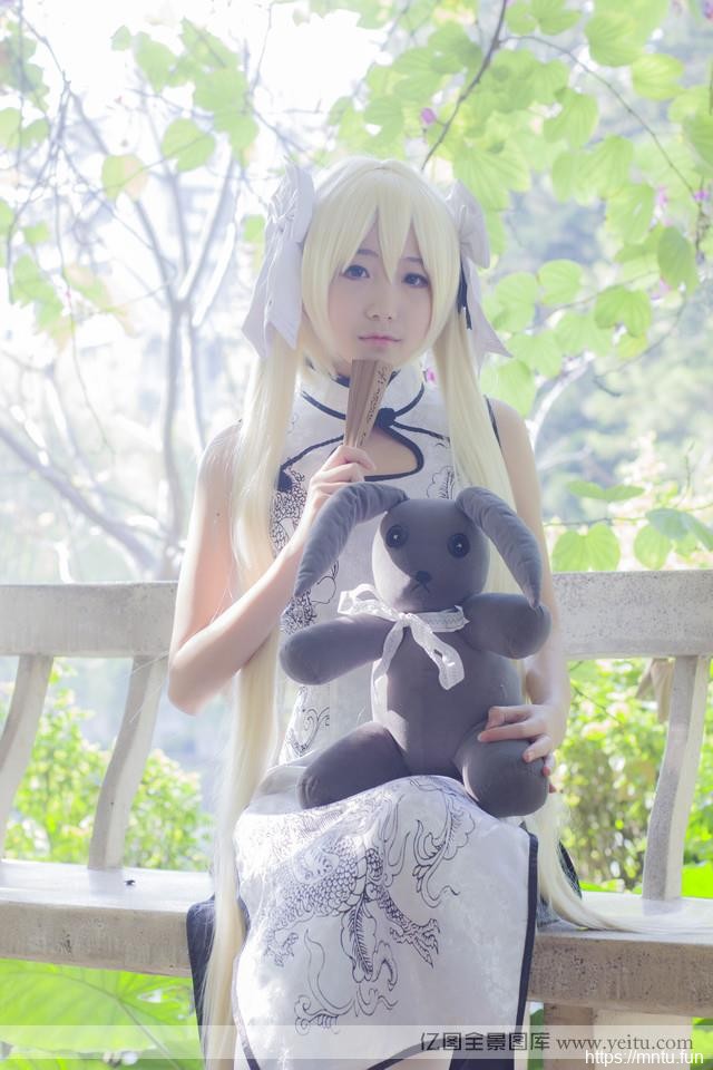 白皙女孩肉嘟嘟室外cosplay女装清新cosplay