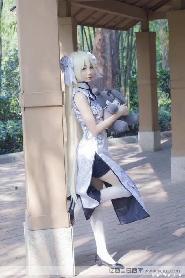 白皙女孩肉嘟嘟室外cosplay女装清新cosplay