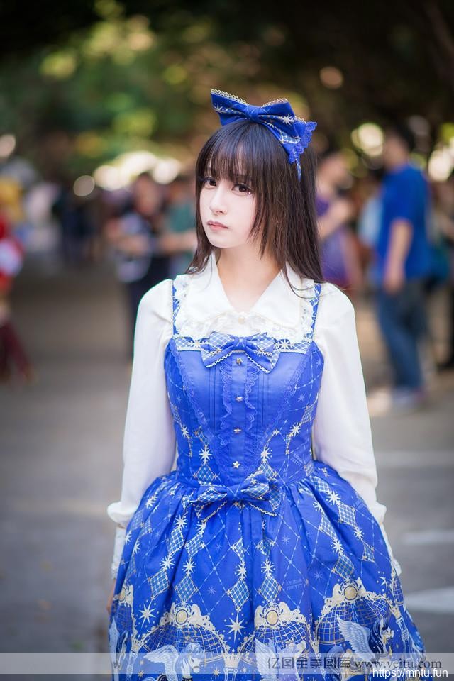 动漫展的甜美蓝衣美女co同人cosplaysplay