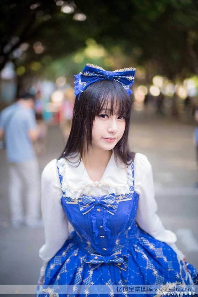 动漫展的甜美蓝衣美女co同人cosplaysplay