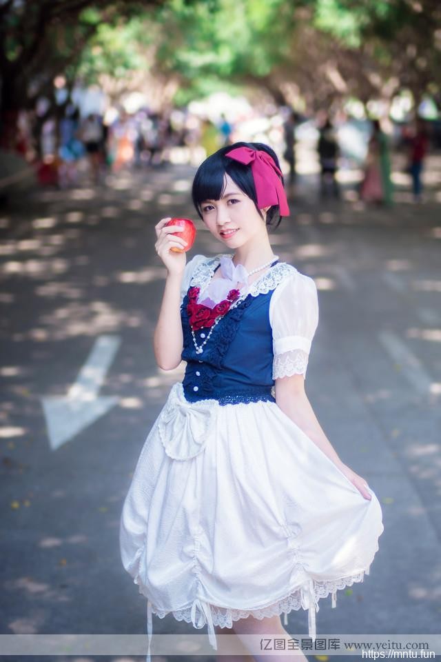 动漫展的甜美蓝衣美女co同人cosplaysplay