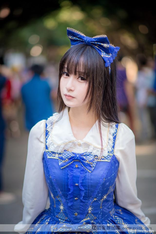 动漫展的甜美蓝衣美女co同人cosplaysplay