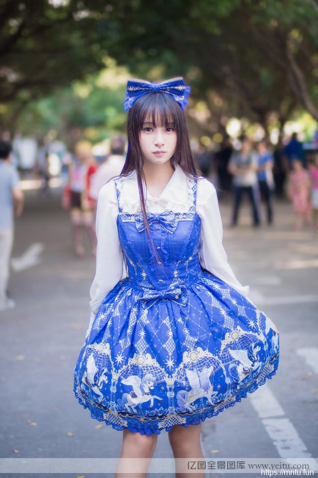 动漫展的甜美蓝衣美女co同人cosplaysplay