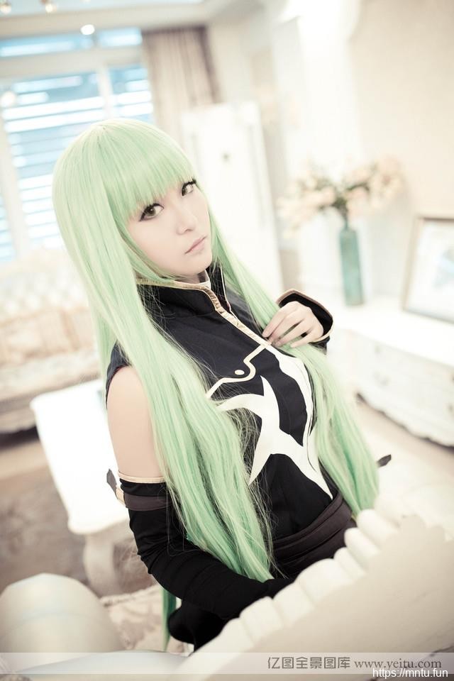 cosplay壁纸冷艳白皙美女室内cosplay