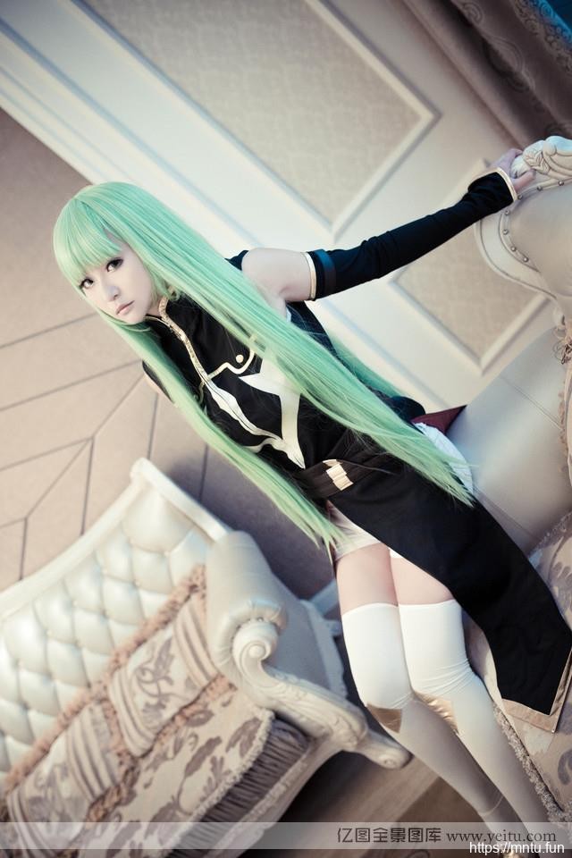 cosplay壁纸冷艳白皙美女室内cosplay