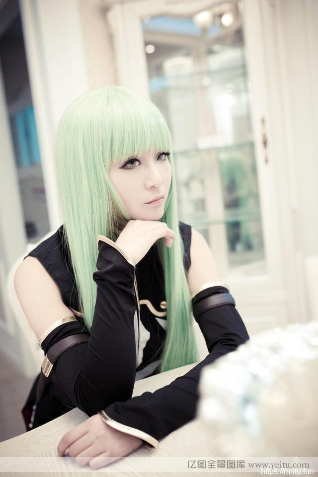 cosplay壁纸冷艳白皙美女室内cosplay