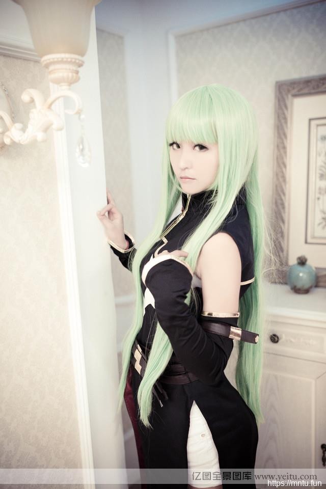 cosplay壁纸冷艳白皙美女室内cosplay