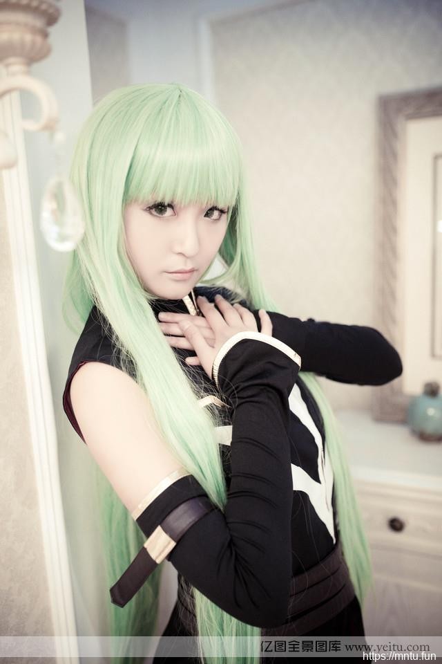 cosplay壁纸冷艳白皙美女室内cosplay