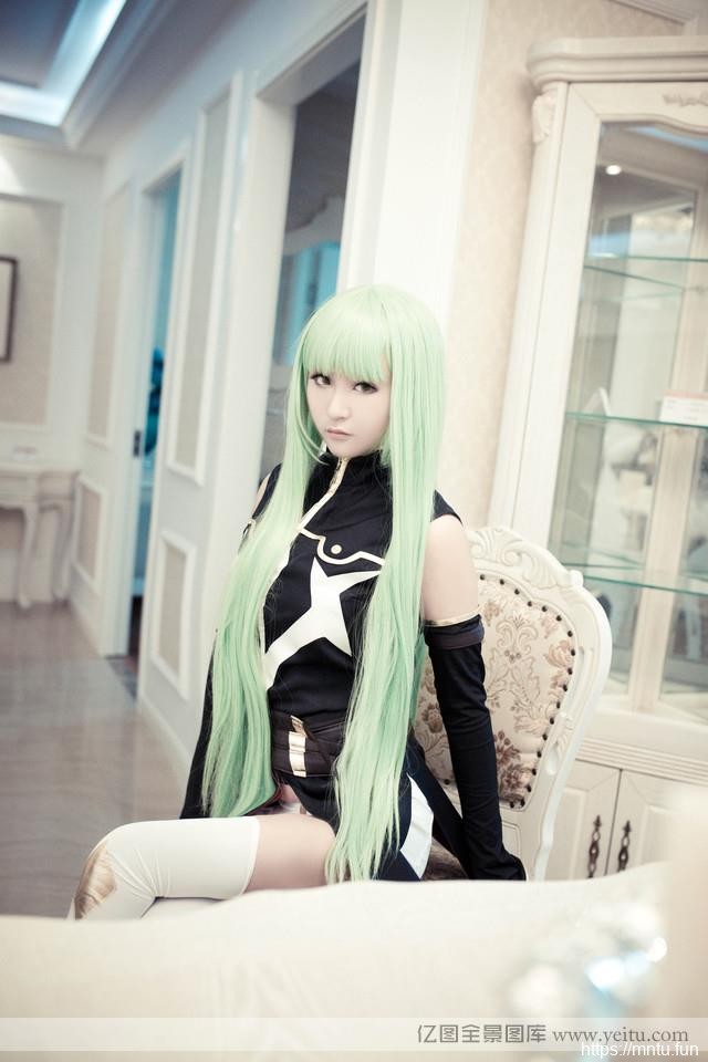 cosplay壁纸冷艳白皙美女室内cosplay