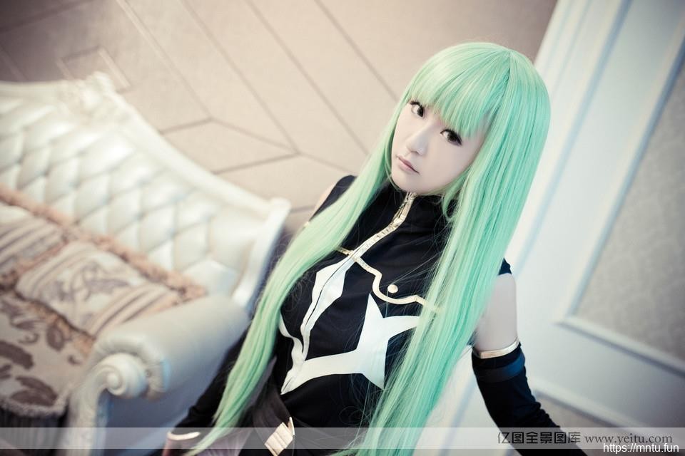 cosplay壁纸冷艳白皙美女室内cosplay