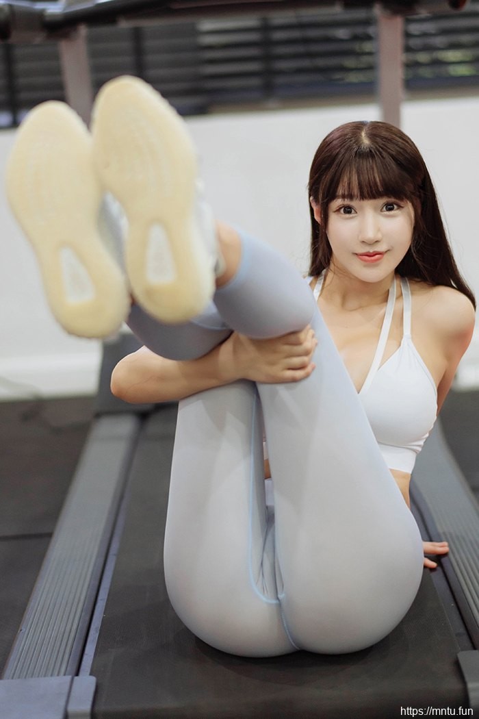 运动宝物朱可儿超薄紧裤若隐若现