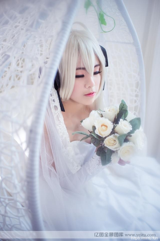 白皙女孩捧花纯动漫cosplay白cosplay唯美写真