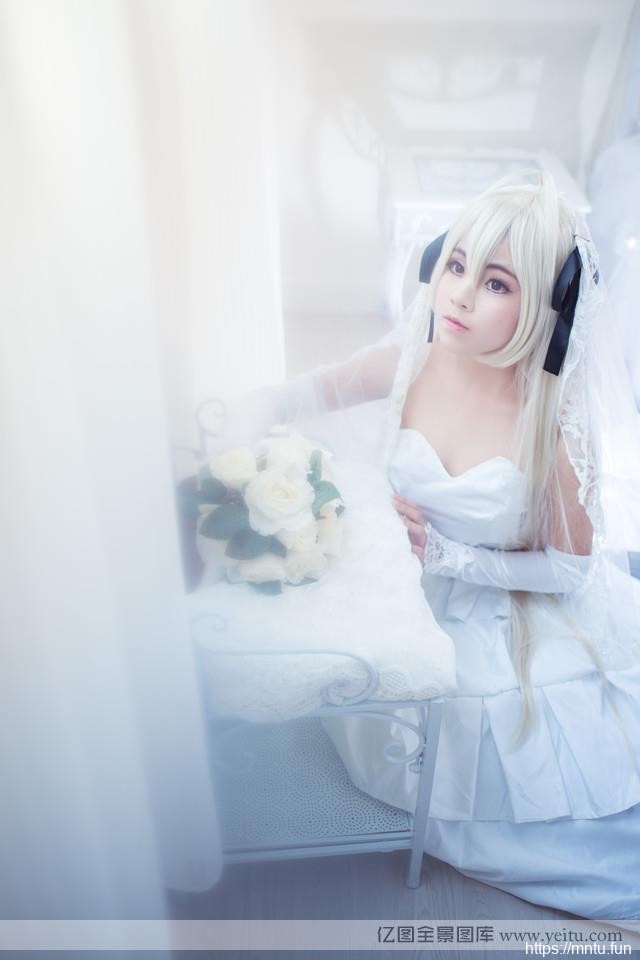 白皙女孩捧花纯动漫cosplay白cosplay唯美写真