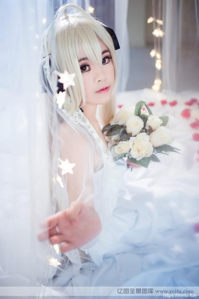 白皙女孩捧花纯动漫cosplay白cosplay唯美写真
