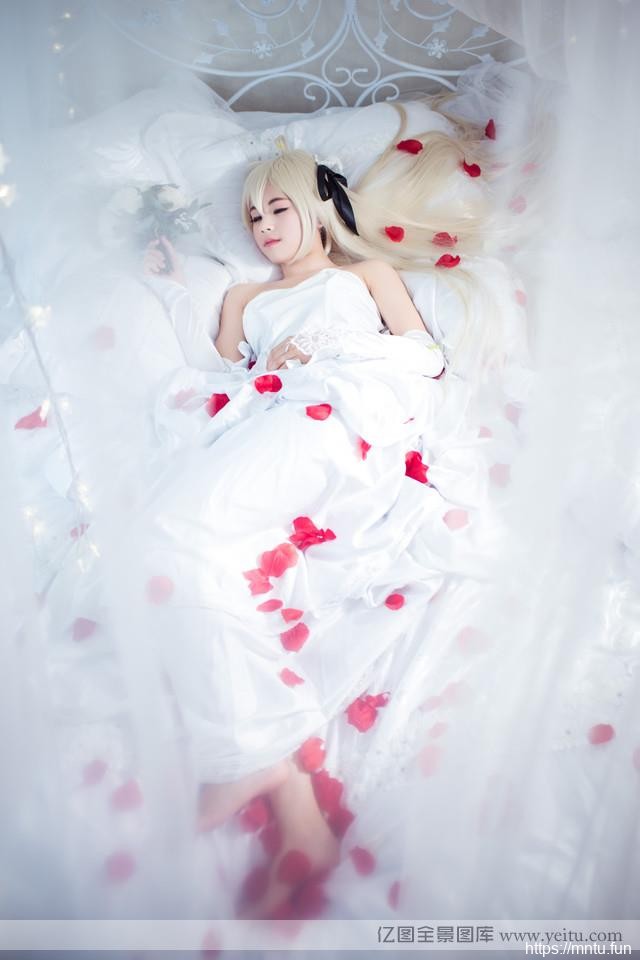 白皙女孩捧花纯动漫cosplay白cosplay唯美写真