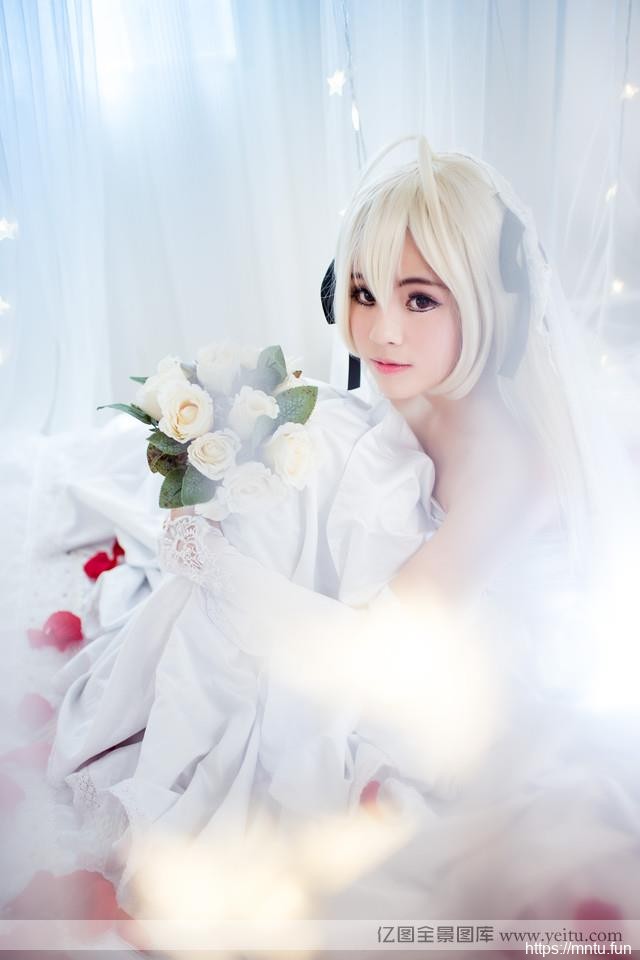 白皙女孩捧花纯动漫cosplay白cosplay唯美写真