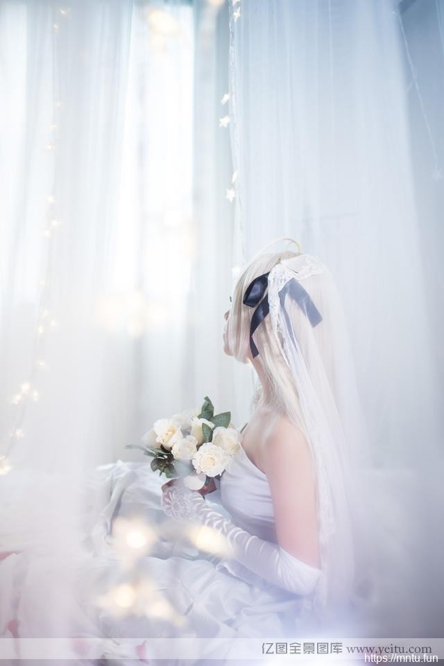 白皙女孩捧花纯动漫cosplay白cosplay唯美写真