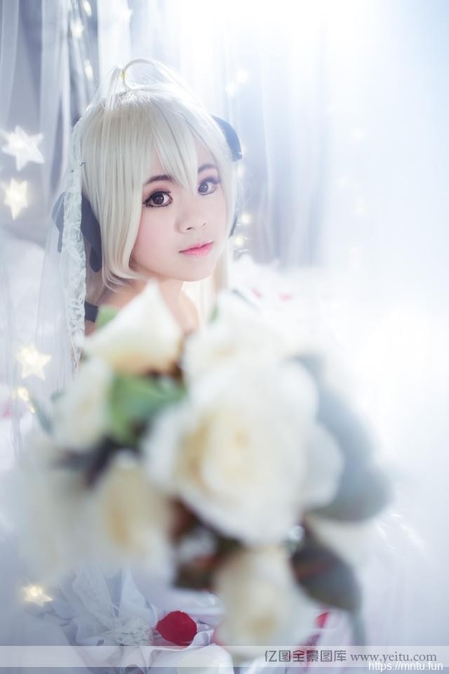 白皙女孩捧花纯动漫cosplay白cosplay唯美写真