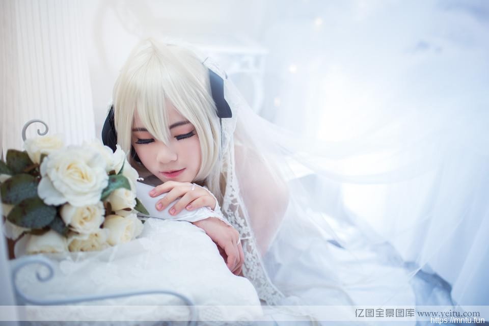 白皙女孩捧花纯动漫cosplay白cosplay唯美写真