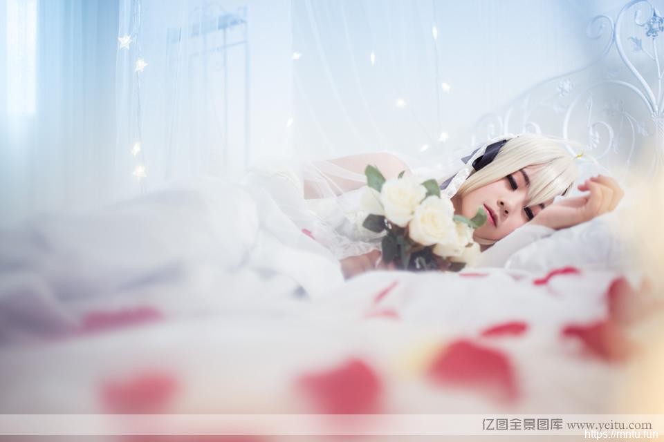 白皙女孩捧花纯动漫cosplay白cosplay唯美写真