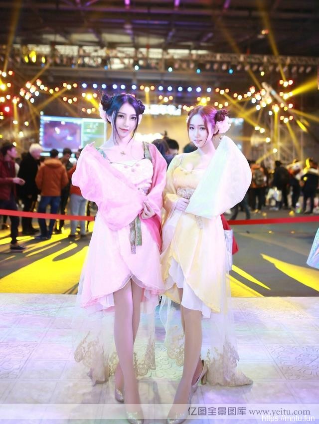 漫展上的可爱美眉古典姐妹花cosplcosplay汉服ay