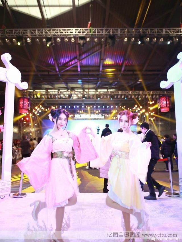 漫展上的可爱美眉古典姐妹花cosplcosplay汉服ay