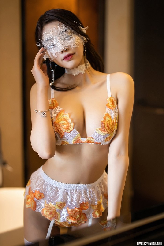 美人御姐杨晨晨轻纱蒙面性感写真