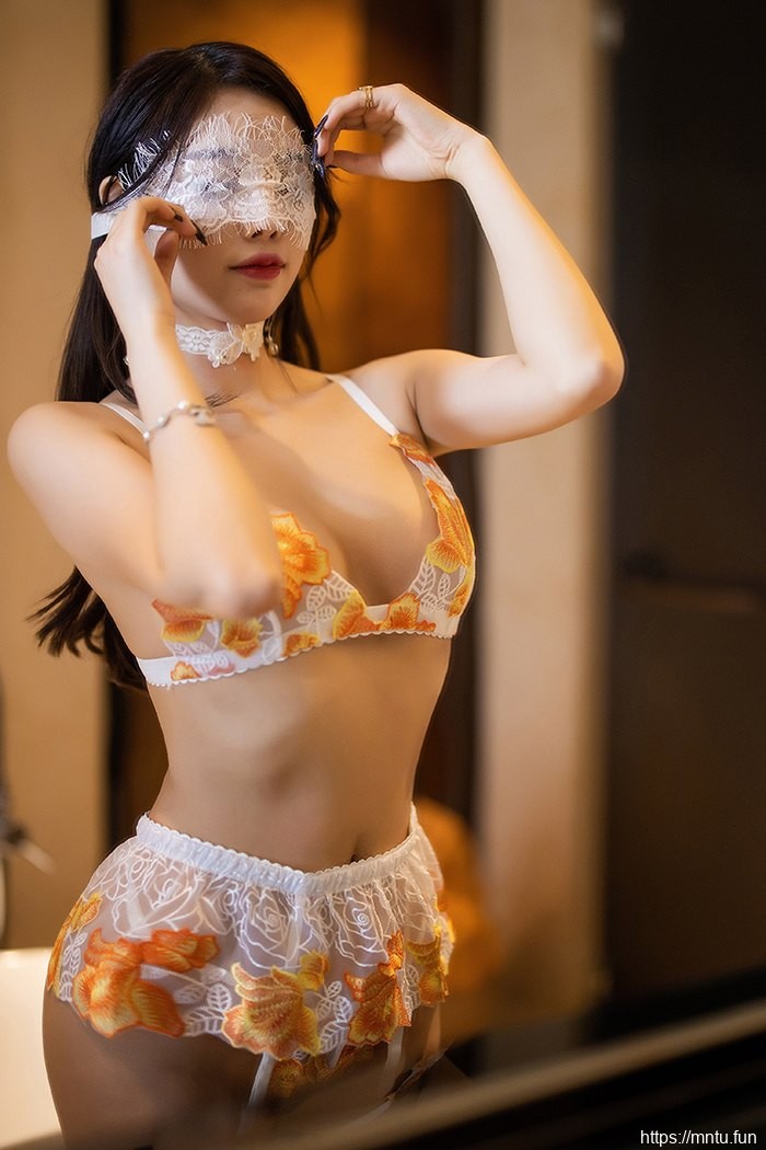 美人御姐杨晨晨轻纱蒙面性感写真