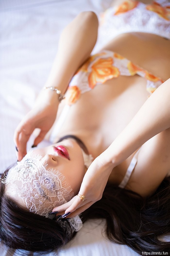 美人御姐杨晨晨轻纱蒙面性感写真