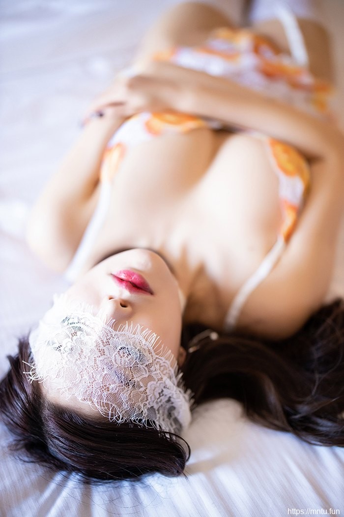 美人御姐杨晨晨轻纱蒙面性感写真