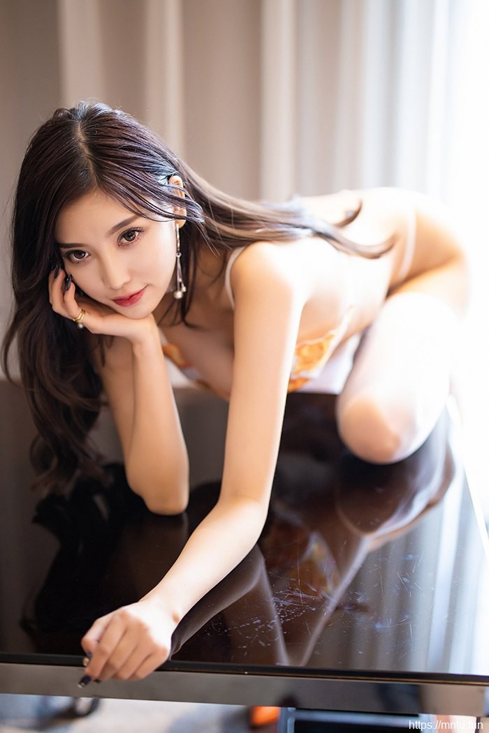 美人御姐杨晨晨轻纱蒙面性感写真