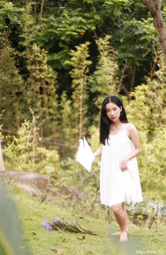 深林里的纸鹤女孩吊带白裙展水漾灵秀气质