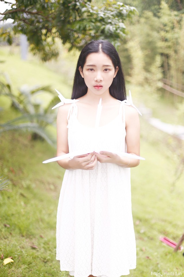 深林里的纸鹤女孩吊带白裙展水漾灵秀气质