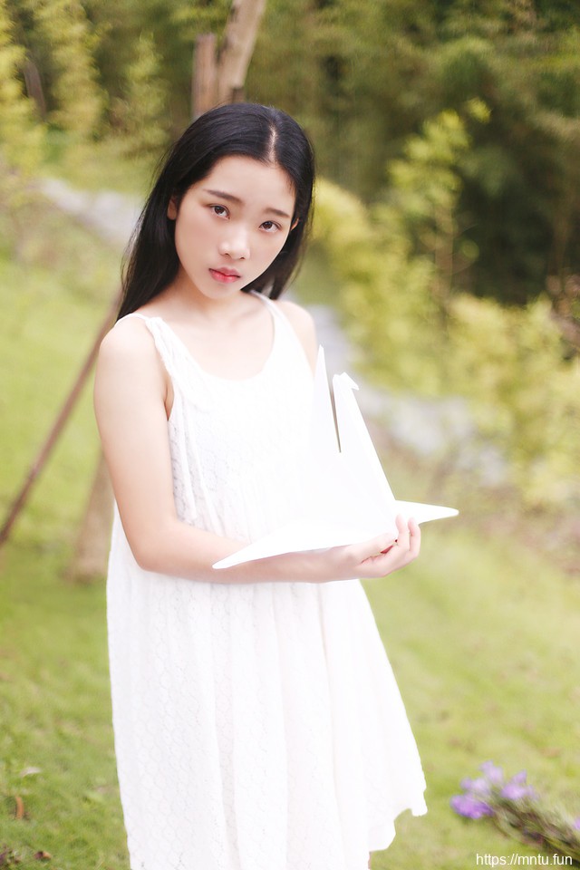 深林里的纸鹤女孩吊带白裙展水漾灵秀气质