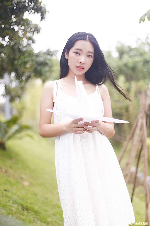 深林里的纸鹤女孩吊带白裙展水漾灵秀气质