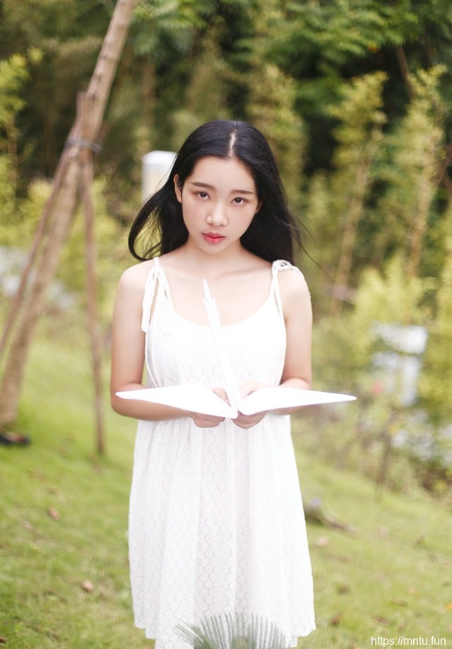深林里的纸鹤女孩吊带白裙展水漾灵秀气质