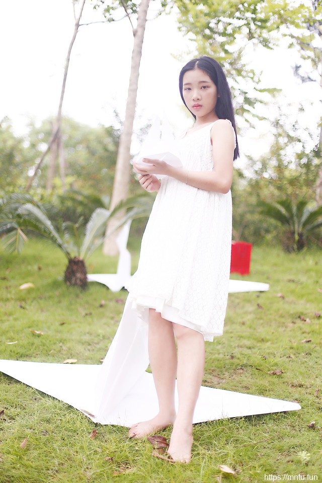 深林里的纸鹤女孩吊带白裙展水漾灵秀气质