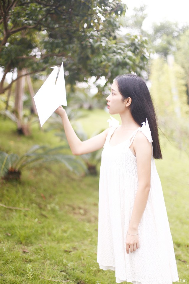 深林里的纸鹤女孩吊带白裙展水漾灵秀气质