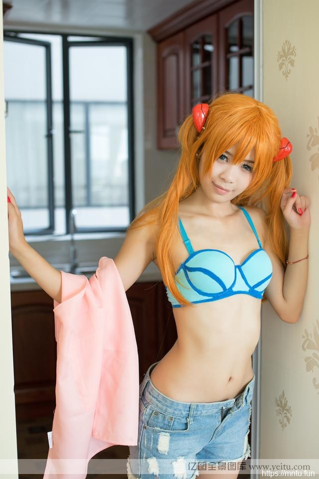 女孩居cosplay诱惑家比基尼cosplay私房照