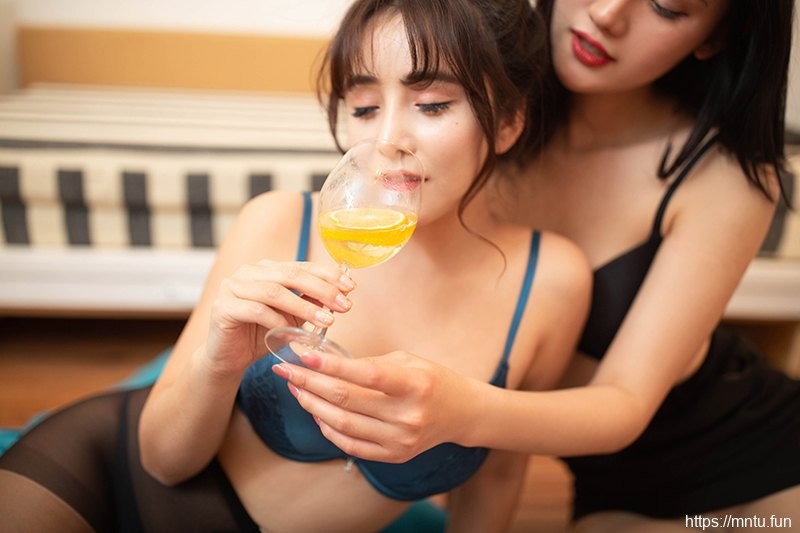 热辣三姐妹丝袜美腿狂欢互抚解渴