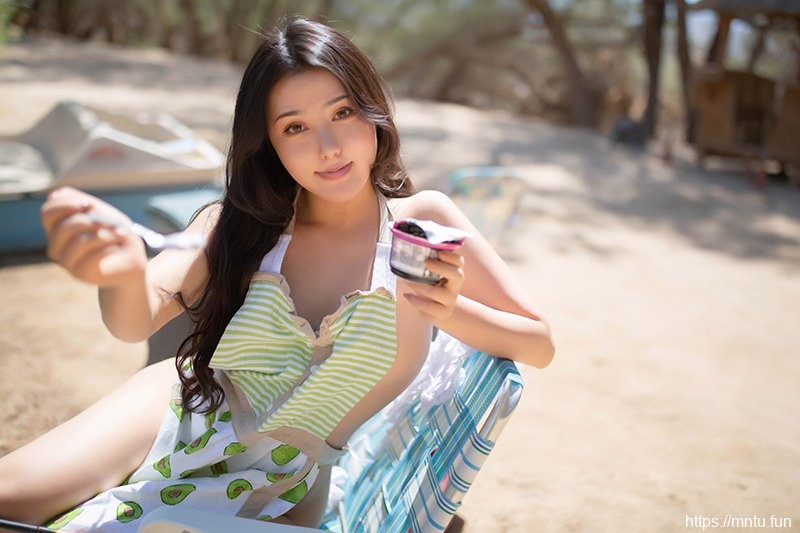 饱满乳娘玛鲁娜野外撅臀撩拨撩人