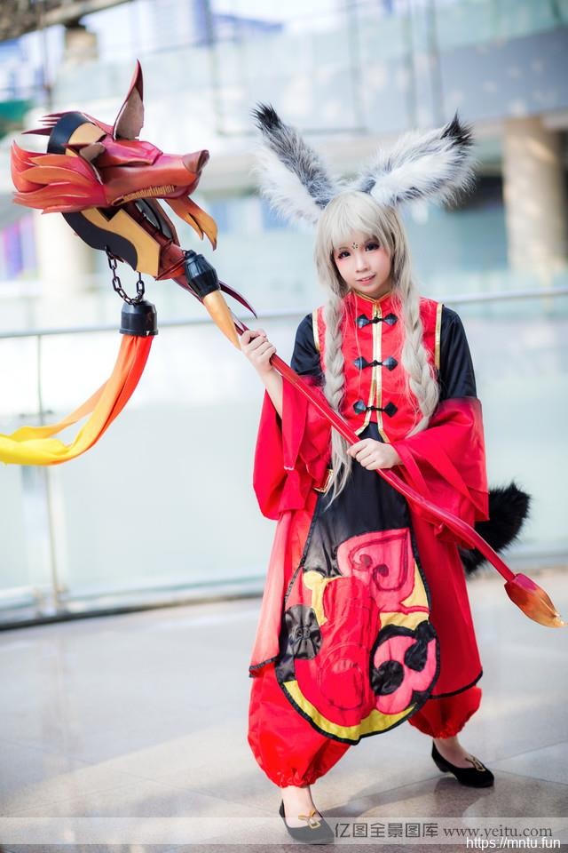 可爱萝莉的变身狐狸精cospcosplay动漫人物lay