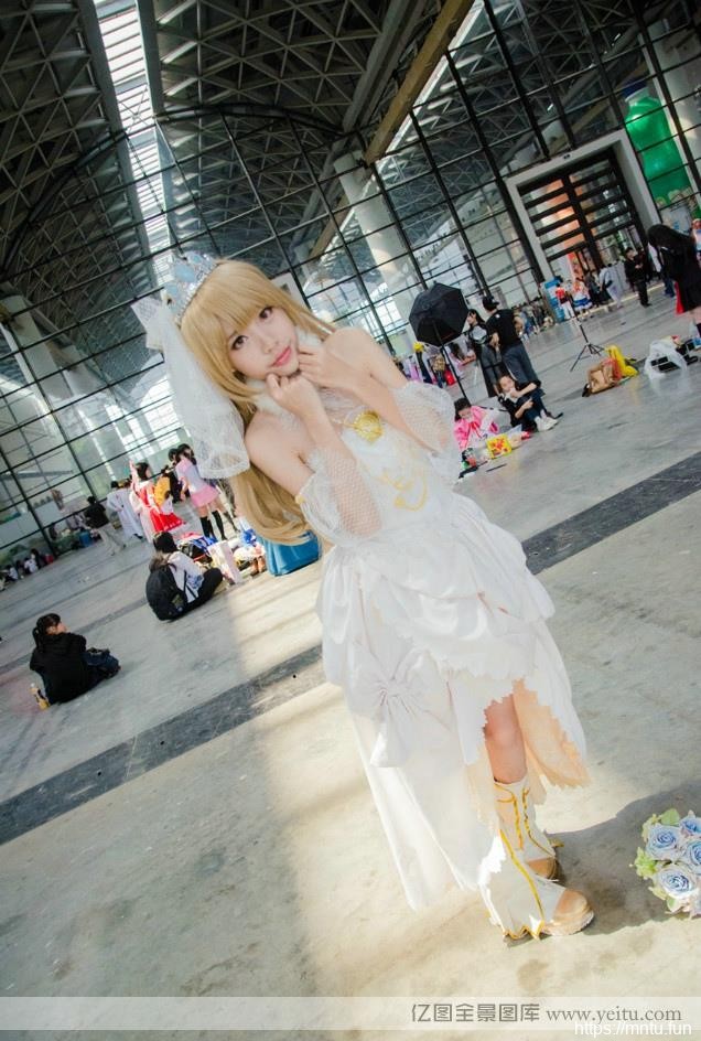 白皙大眼萌妹妹可假发cosplay爱cosplay