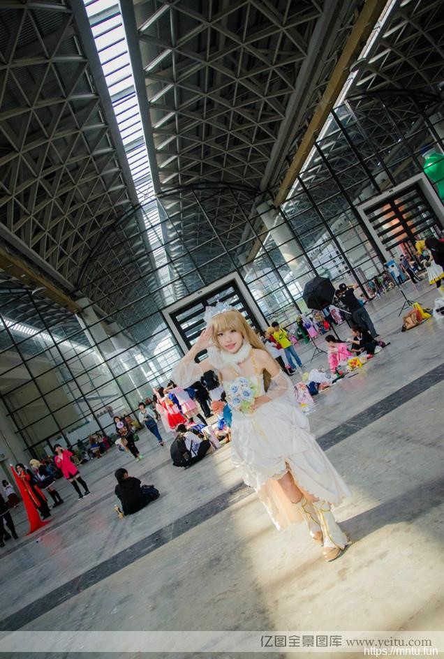 白皙大眼萌妹妹可假发cosplay爱cosplay