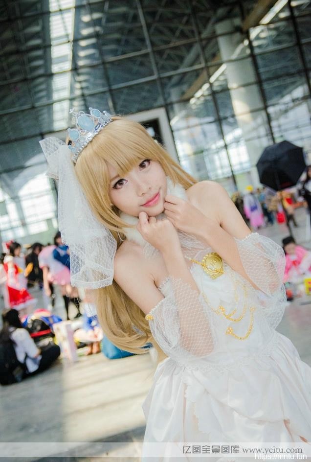 白皙大眼萌妹妹可假发cosplay爱cosplay